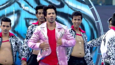 VIVO IPL 2018 - OPENING NITE: Varun Dhawan's dazzling act