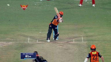 M27: SRH vs RCB - Warner plays the Helicopter shot