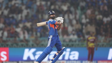 24-run over! Shreyas Iyer takes on Forde