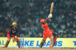 Blazing Bharti Fulmali's fighting 39(20) for GG